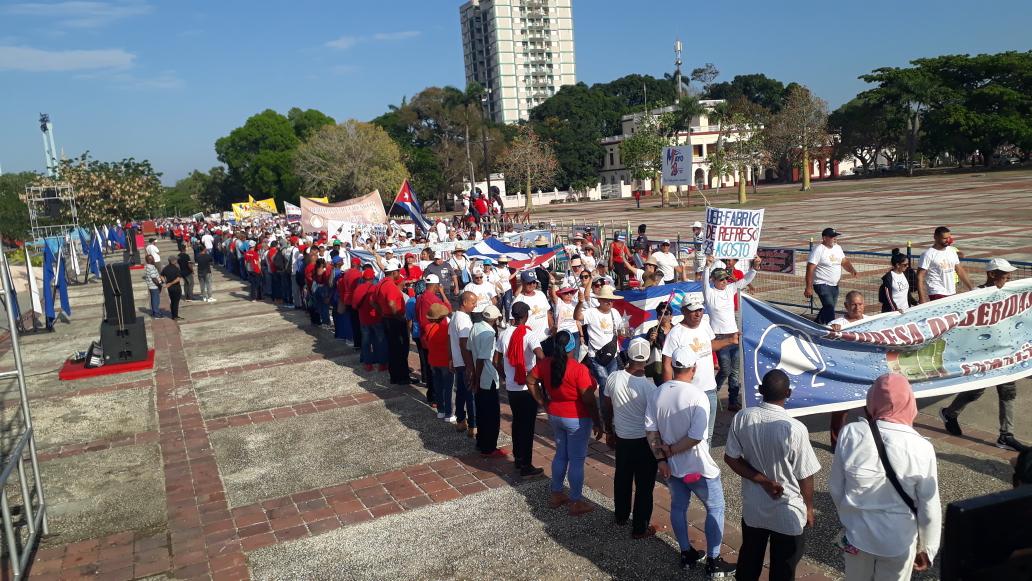 ¡#Cuba es y será un eterno Baraguá! 🇨🇺 Con la vergüenza de El Mayor desfila este #1mayo el pueblo agramontino en la plaza que honra su memoria. Masivo y colorido desfile en #Camaguey ratifica unidad popular y confianza en la Revolución. #PorCamagueyTodo #PorCubaJuntosCreamos