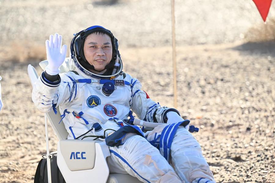 A tripulação de três membros da Shenzhou-17 chegou a Beijing de avião no início desta quarta-feira após uma missão de seis meses na estação espacial. portuguese.xinhuanet.com/20240501/d85ca…