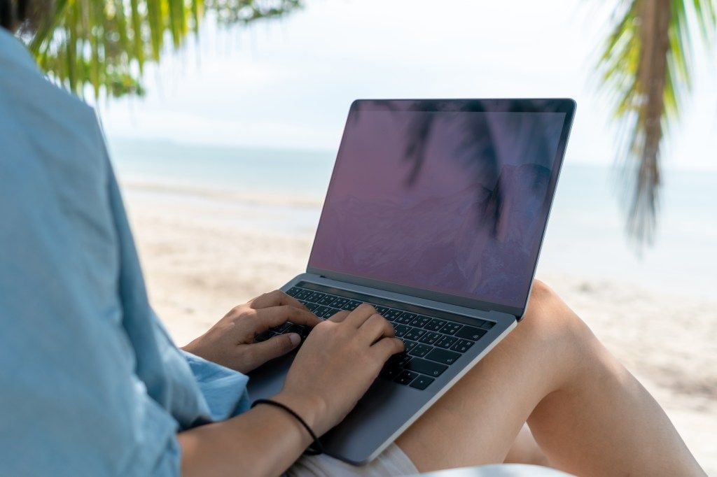 SpirosMargaris's tweet image. A surprising amount of #RemoteWorkers are doing their #jobs on #vacation 

and not telling their bosses 

nypost.com/2024/04/30/lif… #fintech #futureofwork @TweetMRS @ESOMAR