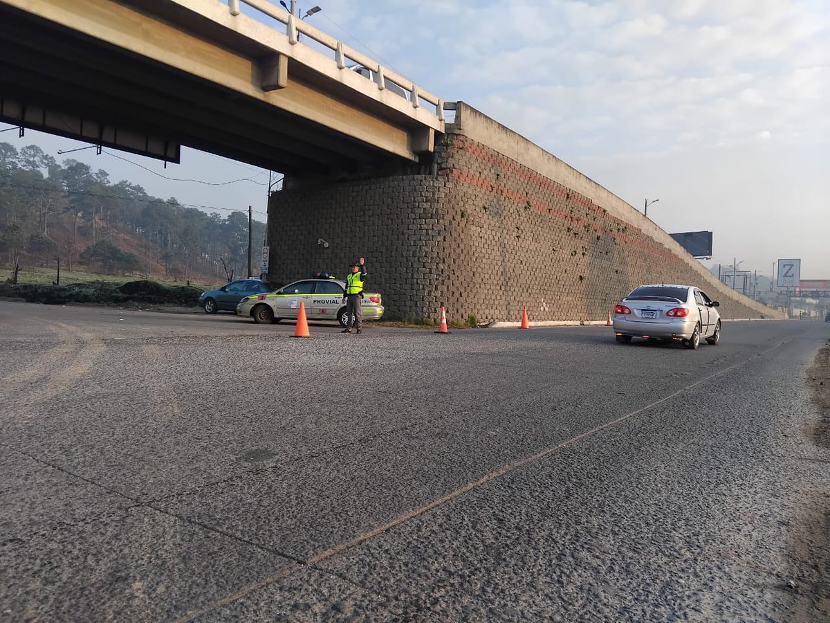 Brigadas de @ProvialOficial del MICIVI brindan seguridad vial en el km 194 de la ruta RN-1, jurisdicción de Salcajá, Quetzaltenango. En el lugar se mantiene cerrado el paso vehicular que conduce hacia el cruce a Olintepeque, debido a trabajos de construcción de paso a desnivel.