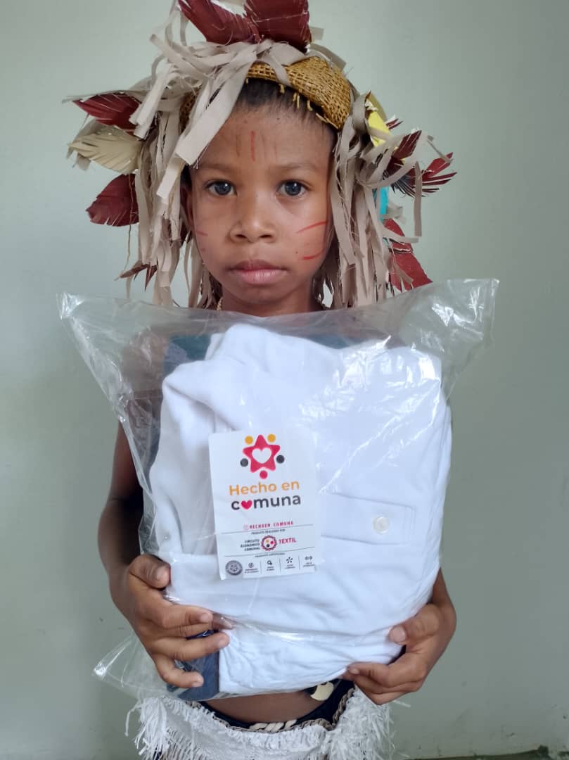 ¡Plan Textil Comunal sigue llegando a los lugares más recónditos! En la EBNB Manuelita Sáenz, ubicada en la comunidad Los Caratales del municipio Casacoima, se entregaron un total de 76 Kits de uniformes escolares a niños y niñas de todas las etapas educativas. #ComunaPuedeMás