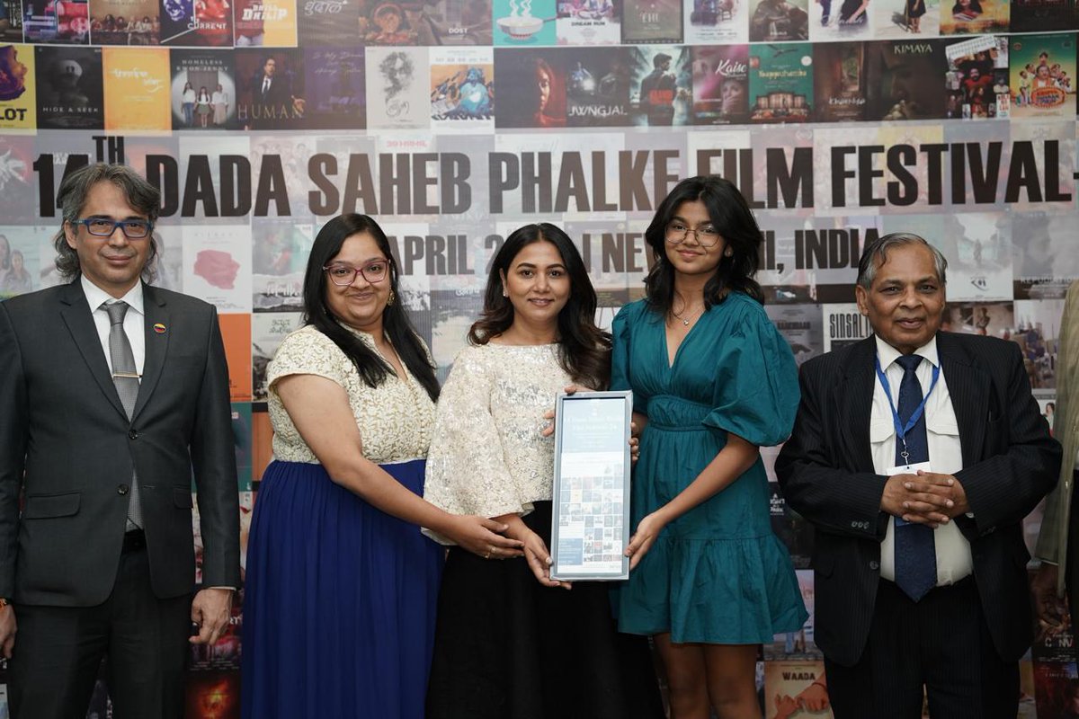 www.moviemanthra.com (@mbvaraprasad4) on Twitter photo #SukritiVeniBandreddi, daughter of maverick director <a href="/aryasukku/">Sukumar</a> wins 'The Dadasaheb Phalke Award' for the Best Child Artist #GandhiThathaChettu.
The film has already won accolades at many film festivals.
#PadmavathiMalladi <a href="/MythriOfficial/">Mythri Movie Makers</a> <a href="/SukumarWritings/">Sukumar Writings</a> #GopiTalkies #SukritiVeniBandreddi, daughter of maverick director <a href="/aryasukku/">Sukumar</a> wins 'The Dadasaheb Phalke Award' for the Best Child Artist #GandhiThathaChettu.
The film has already won accolades at many film festivals.
#PadmavathiMalladi <a href="/MythriOfficial/">Mythri Movie Makers</a> <a href="/SukumarWritings/">Sukumar Writings</a> #GopiTalkies