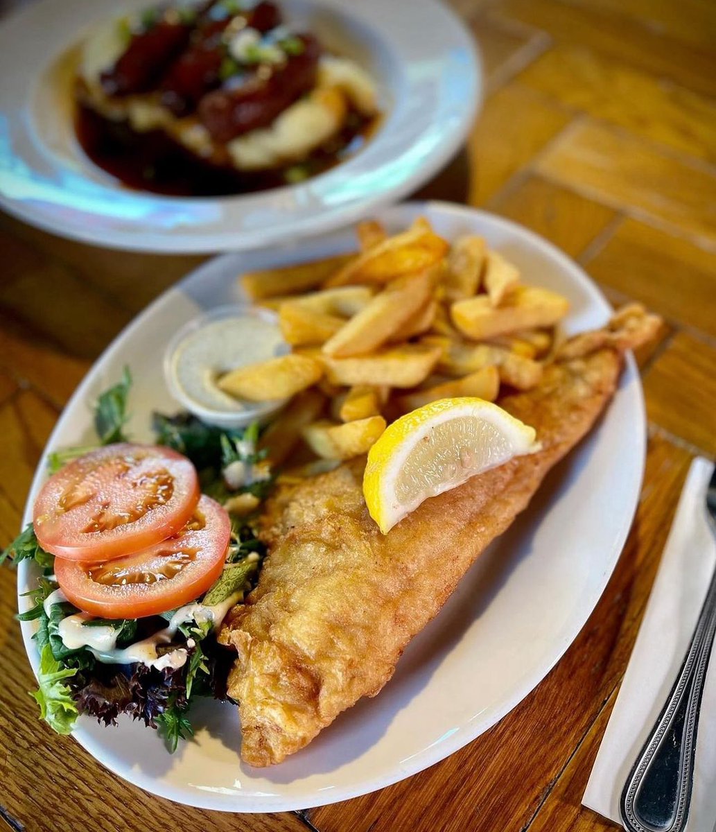 Traditional Fish & Chips 🤩 Beer Battered Cod served with Chips, Salad & Tartar Sauce - treat yourself…you know you want to 🤗 All Day Menu Served Daily ~ 12pm - 9pm🍴 #theaulddubliner #pub #templebar #dublin #dublinpubs #fishandchips #alldaymenu