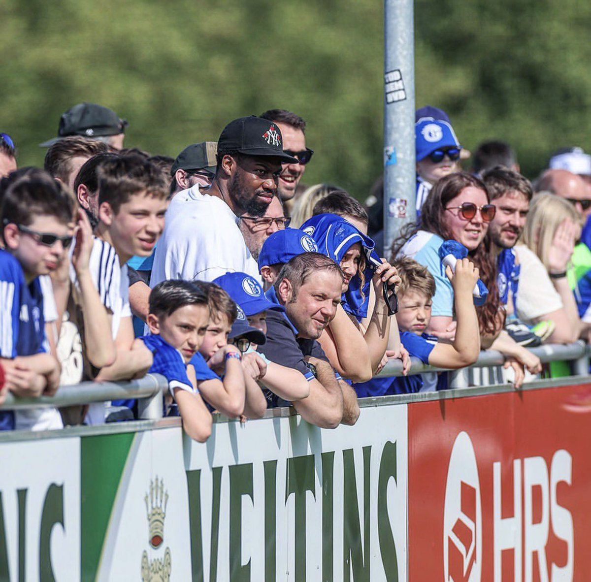 Ben #Manga war heute beim öffentlichen Training von den Profis

#S04