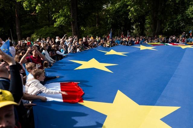 🎉 Today we celebrated the 20th anniversary of the 2004 EU enlargement at Cinquantenaire Park, in Brussels! A large European flag, alongside the ten flags of the nations that joined our Union, symbolized our unity. #20YearsTogether 🇪🇺 📷 &📷 europa.eu/!qj68Pq