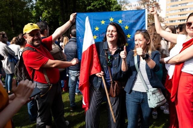 EC_AVService's tweet image. 🎉 Today we celebrated the 20th anniversary of the 2004 EU enlargement at Cinquantenaire Park, in Brussels! 
A large European flag, alongside the ten flags of the nations that joined our Union, symbolized our unity. #20YearsTogether 🇪🇺

📷 &amp;amp;📷 europa.eu/!qj68Pq