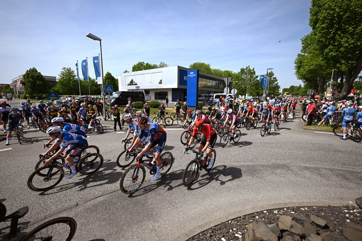 Le peloton arrive à mi-course et entame la deuxième ascension du Mammolshain suivie par celle du Feldberg ⛰️ #radklassiker