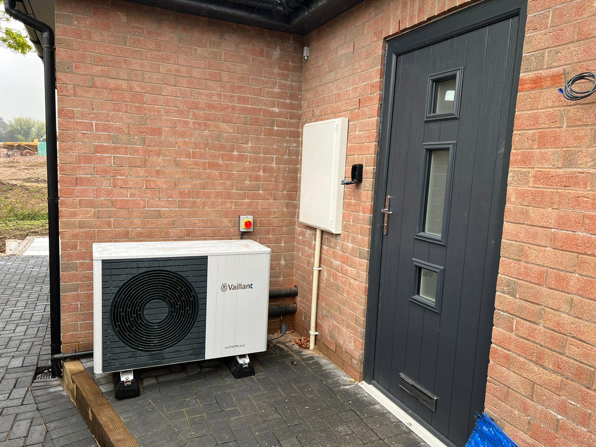 Cute 3.5kW Vaillant UK ASHP installation just completed on a #newbuild bungalow. 
#HeatPumps are ideal for new builds. If you've got projects that you need heat pumps for contact us to see how we can help. 
Call  01738 827 244 / 0114 3270100 or Email: contact@imsheatpumps.co.uk