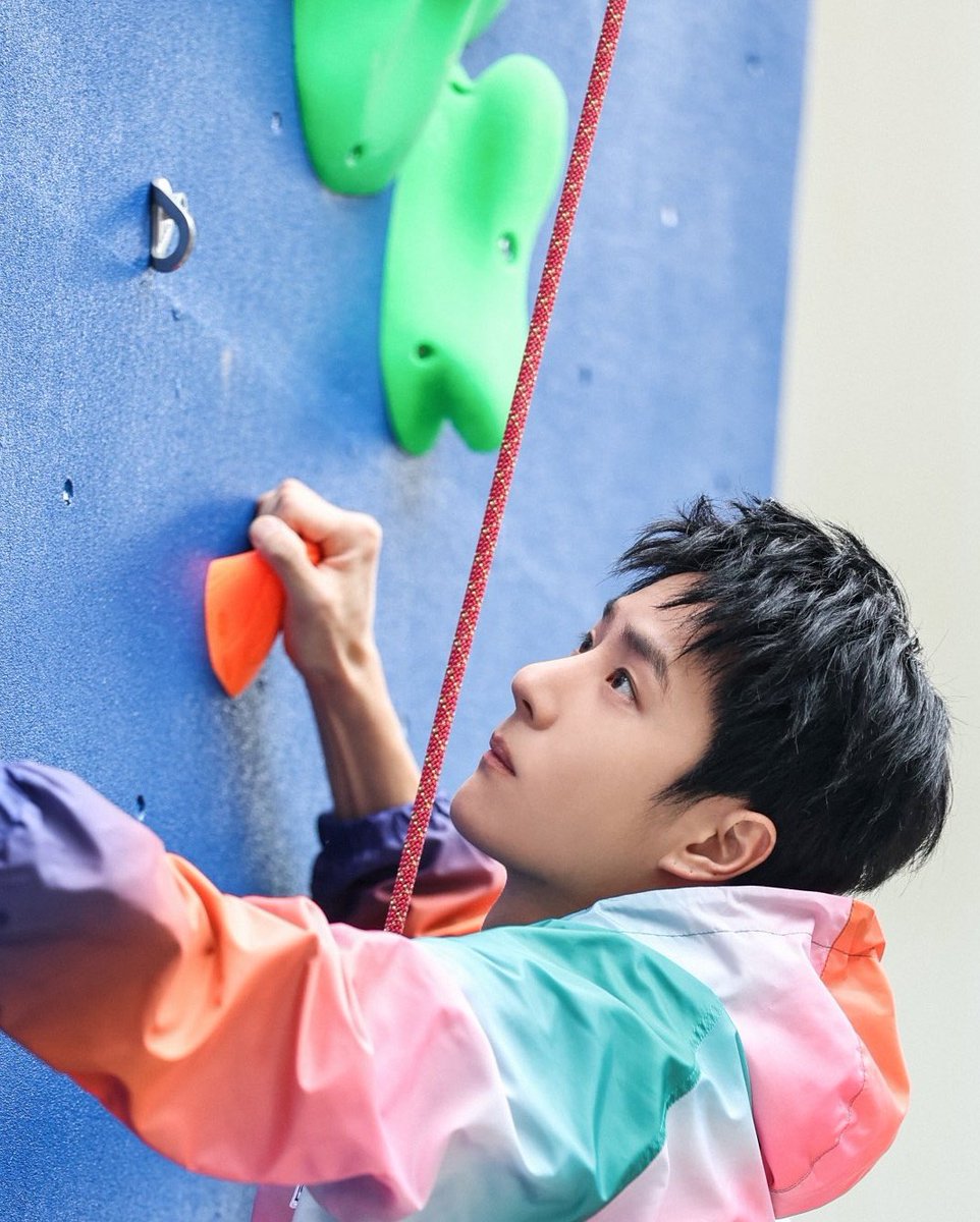 아기 같은 얼굴에 그렇지 못한 손이 미치겟는 거예요