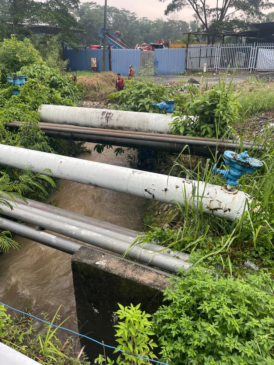 Kanak-kanak lelaki berusia sembilan tahun ditemukan lemas selepas terjatuh ke dalam longkang di Taman Bukit Rawang Jaya, Selangor petang tadi.

📸: JBPM Selangor