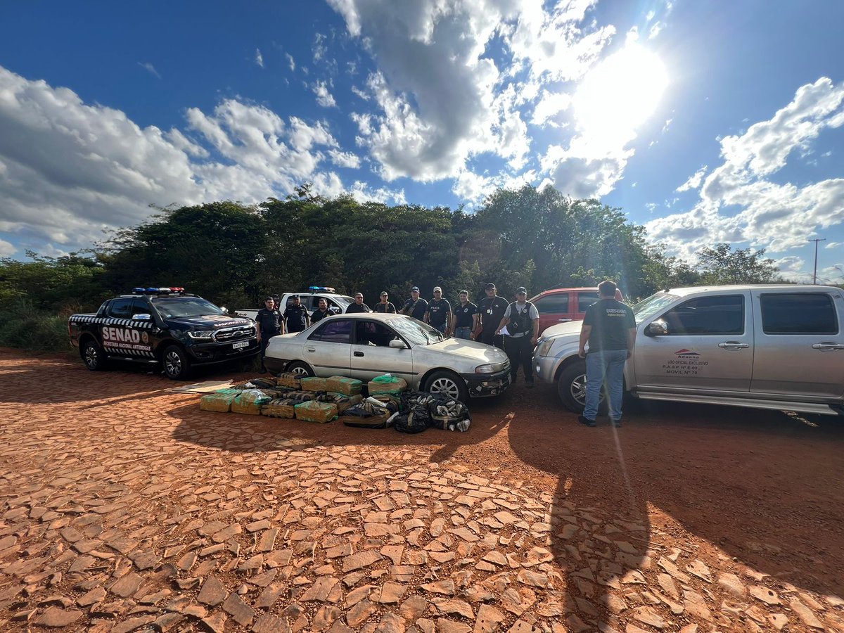 Los intervinientes confiscaron más de 400 kilos de marihuana colocados en un automóvil que dejaron abandonado ante los constantes controles, a pocos kilómetros de la Ruta Py O7 y en un tramo vecinal.