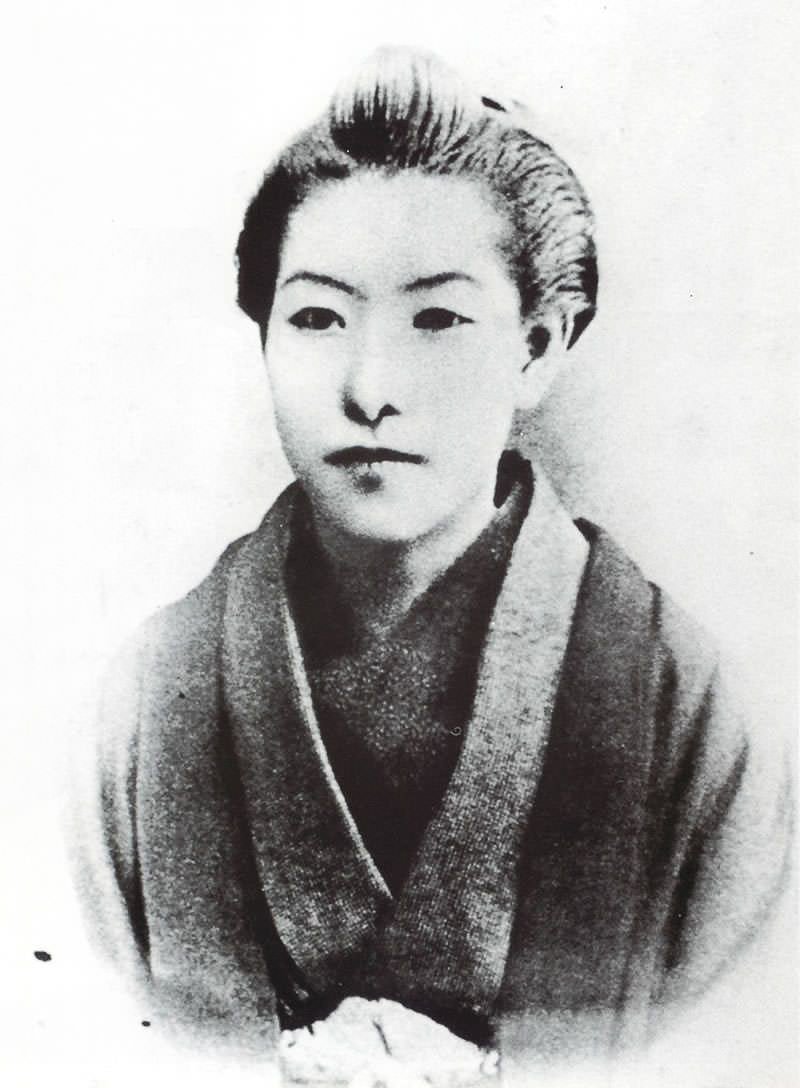 1872年5月2日、 樋口一葉が生まれました。
五千円札の肖像として著名で、『たけくらべ』などを発表し、文壇から絶賛されました。
しかし、肺結核により24歳で夭逝しています。
また、一葉の父親と夏目漱石の父親が同じ職場だったことから、2人(漱石の兄とも)の縁談が進んでいたともいわれています。
