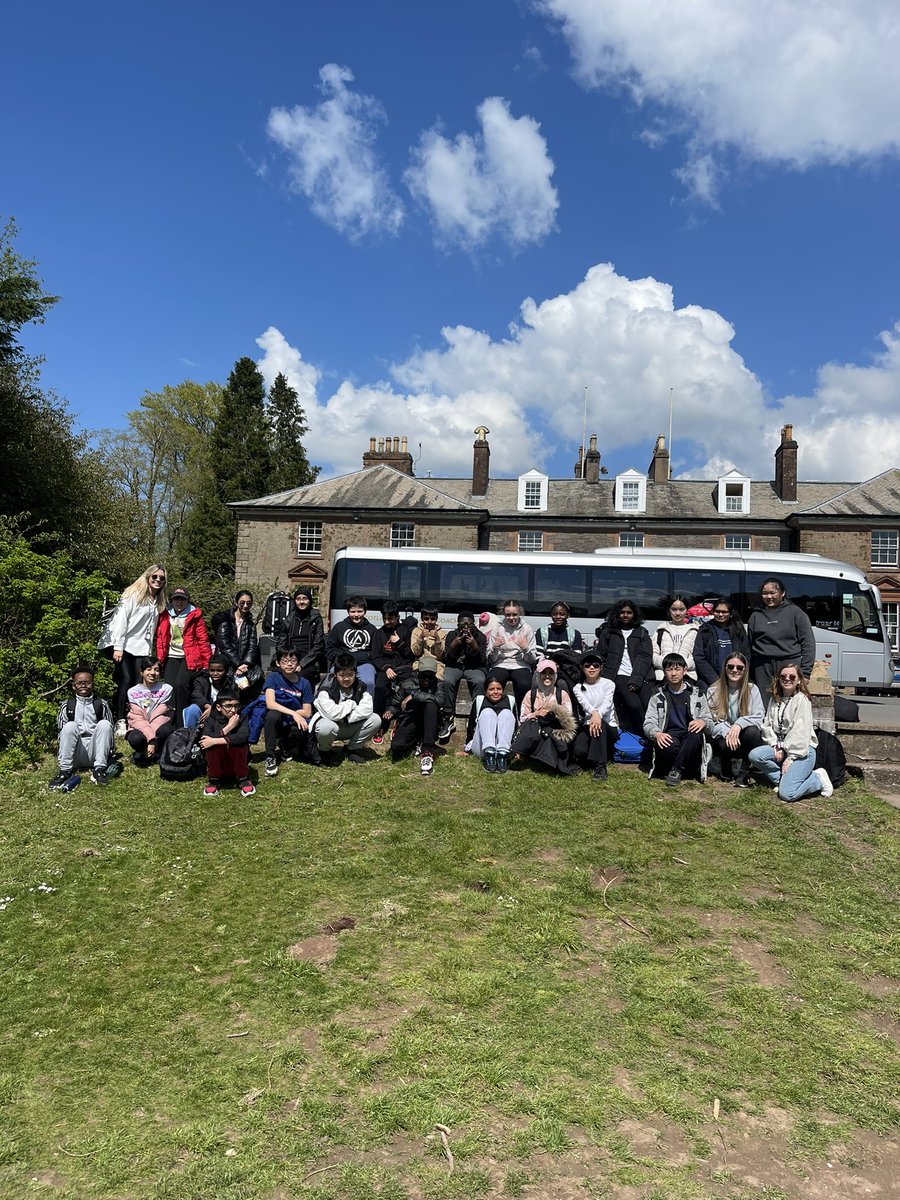 We have arrived safe and sound to Lockerbie Manor, having our lunch by the loch 🥪☀️