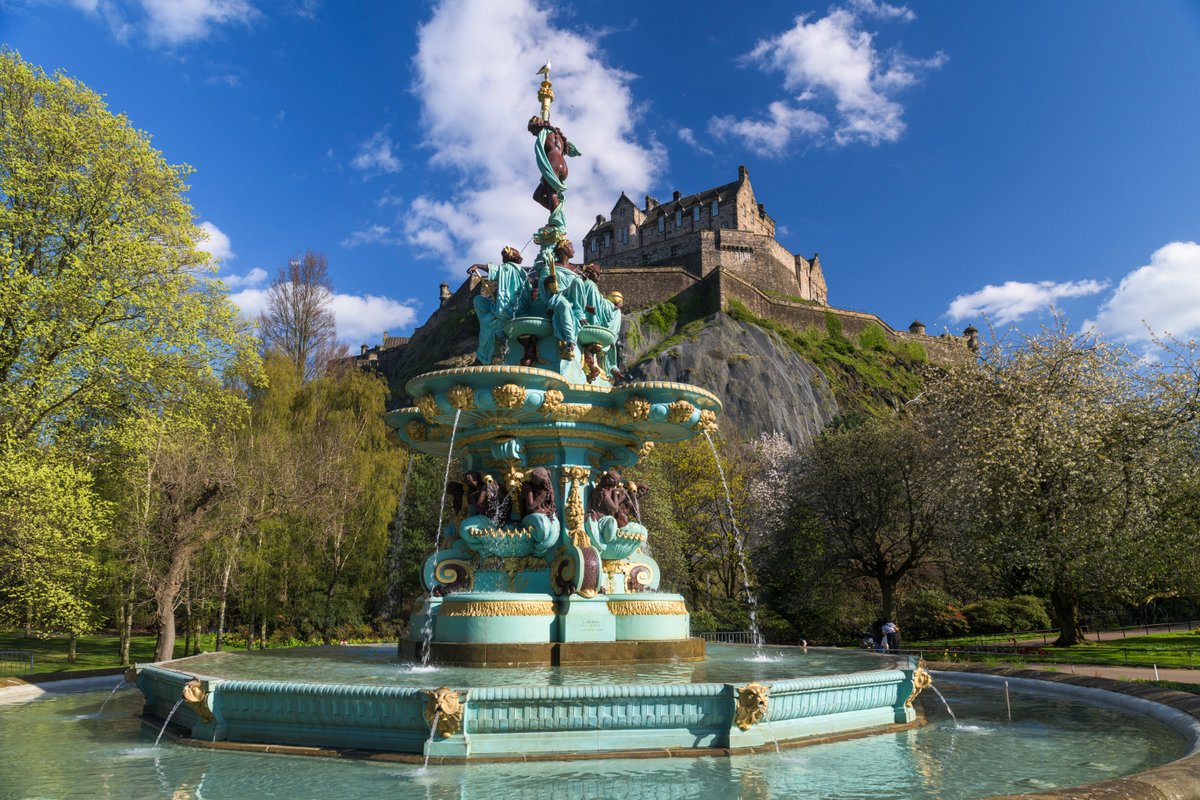 Happy Wednesday everyone!

The days are getting longer, the skies are (sometimes🙈) a brilliant blue, and summer feels like it's just around the corner! ️

Want a castle adventure?🏰
Book your castle tickets in advance to save money and guarantee entry!
🎫edinburghcastle.scot/tickets