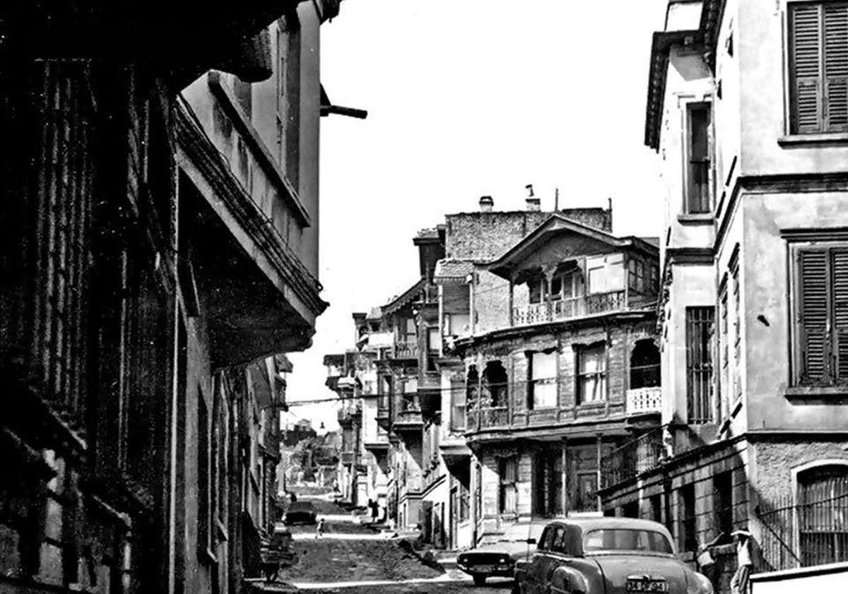 Arnavutköy sokakları / 1952