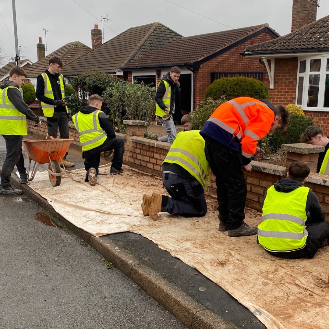 Bricklaying students from our Wigston campus have put their skills to the test in a live project to help a pensioner by rebuilding the garden wall at his home. 👷‍♂️🏠 Read more about this story below: ac.pulse.ly/lxbcj44e8o