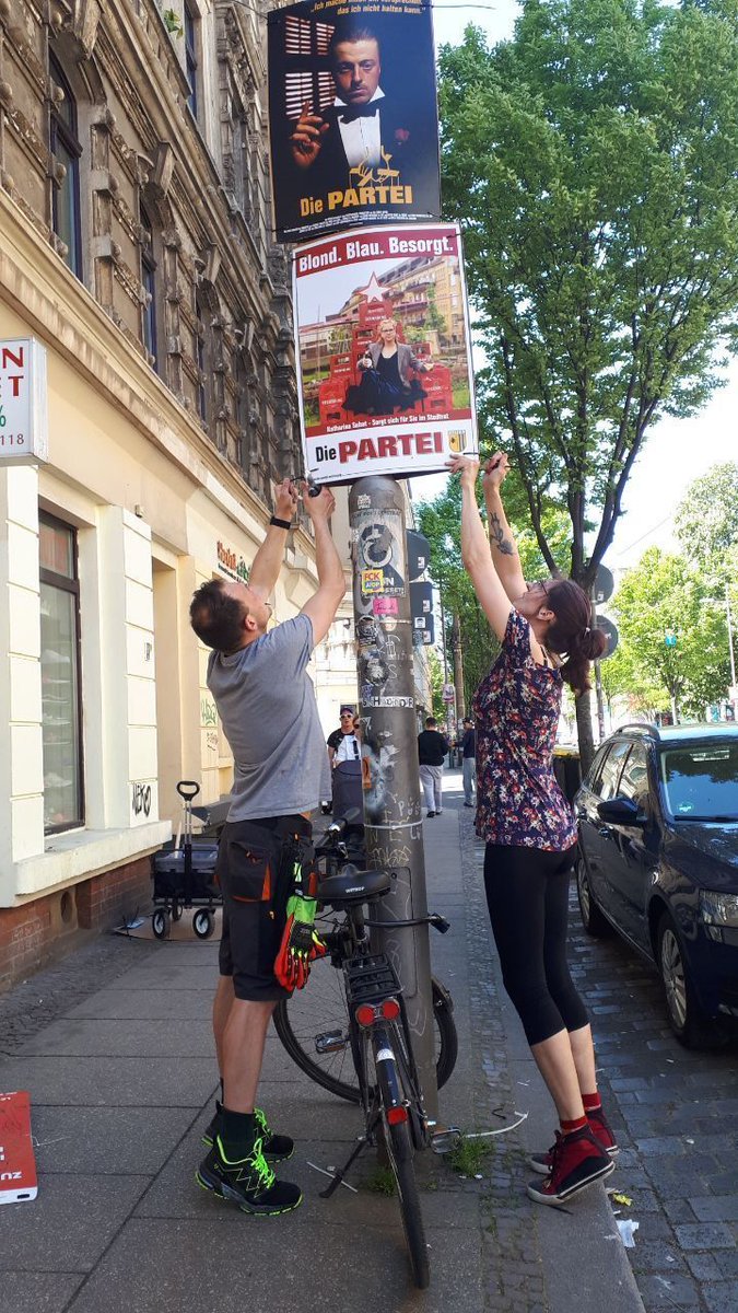 Hängen, hängen, hängen.

#Stadtratswahl2024
#srwle24 
#wahlkampf #wahlkrampf
#diepartei