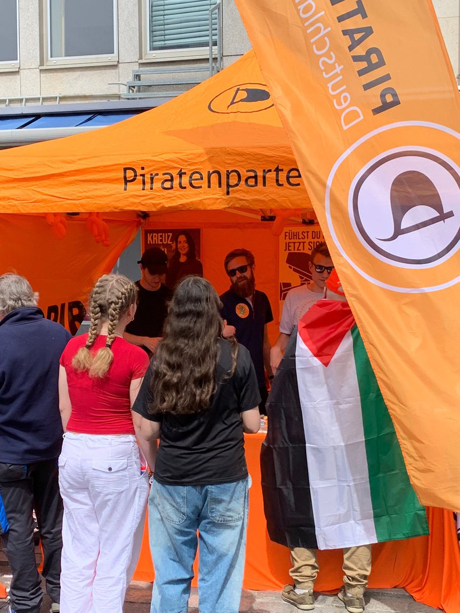 Wir sind heute in Nürnberg auf der Kundgebung zum 1. Mai am Kornmarkt dabei. Auf geht’s in den #Europawahlkampf #Europawahl2024 #PIRATEN #Piratenpartei