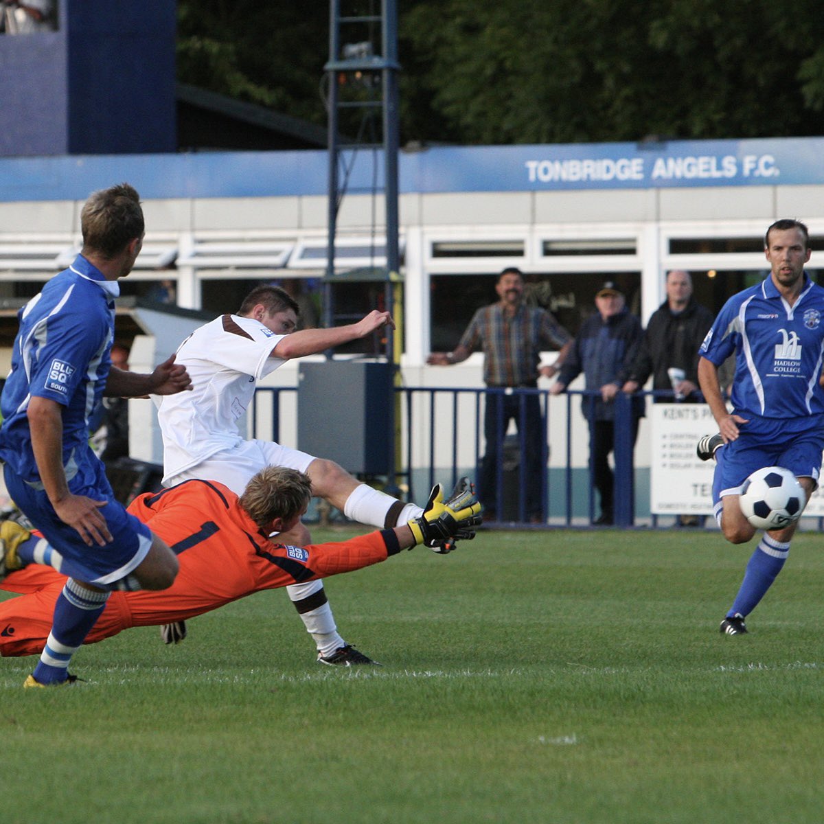 𝐒𝐢𝐦𝐩𝐥𝐲 𝐁𝐞𝐚𝐮𝐭𝐲-𝐟𝐮𝐥 🤩

💛 387 appearances
⚽️ 73 goals
🏆 x1 National League
👑 x3 Sutton United Player of the Year
🏅 x2 National League Team of the Season

An incredible contribution. Thank you, Harry 👏

#SuttonUnited