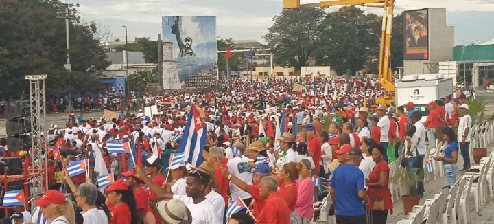 Felicidades a los trabajadores de #SantiagoDeCuba por este desfile, por esta fiesta de pueblo.
Pasan con alegría, bailando, mostrando sus iniciativas.
¡Ustedes son orgullo de la tierra indómita!
#PorCubaJuntosCreamos