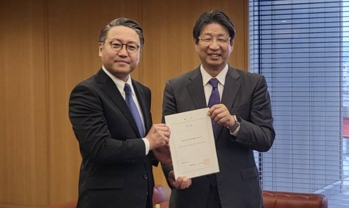 大石知事より、長崎公立大学法人理事長に任命するとの辞令を賜りました。 予想が困難な社会情勢において、長崎に素晴らしいものがあると認識しながら、あすに向かってチャレンジしていく、いい学校にして頂きたいとのご期待を頂き、 ご期待にお応えしビジネス人生の集大成としたいとお答えしました。