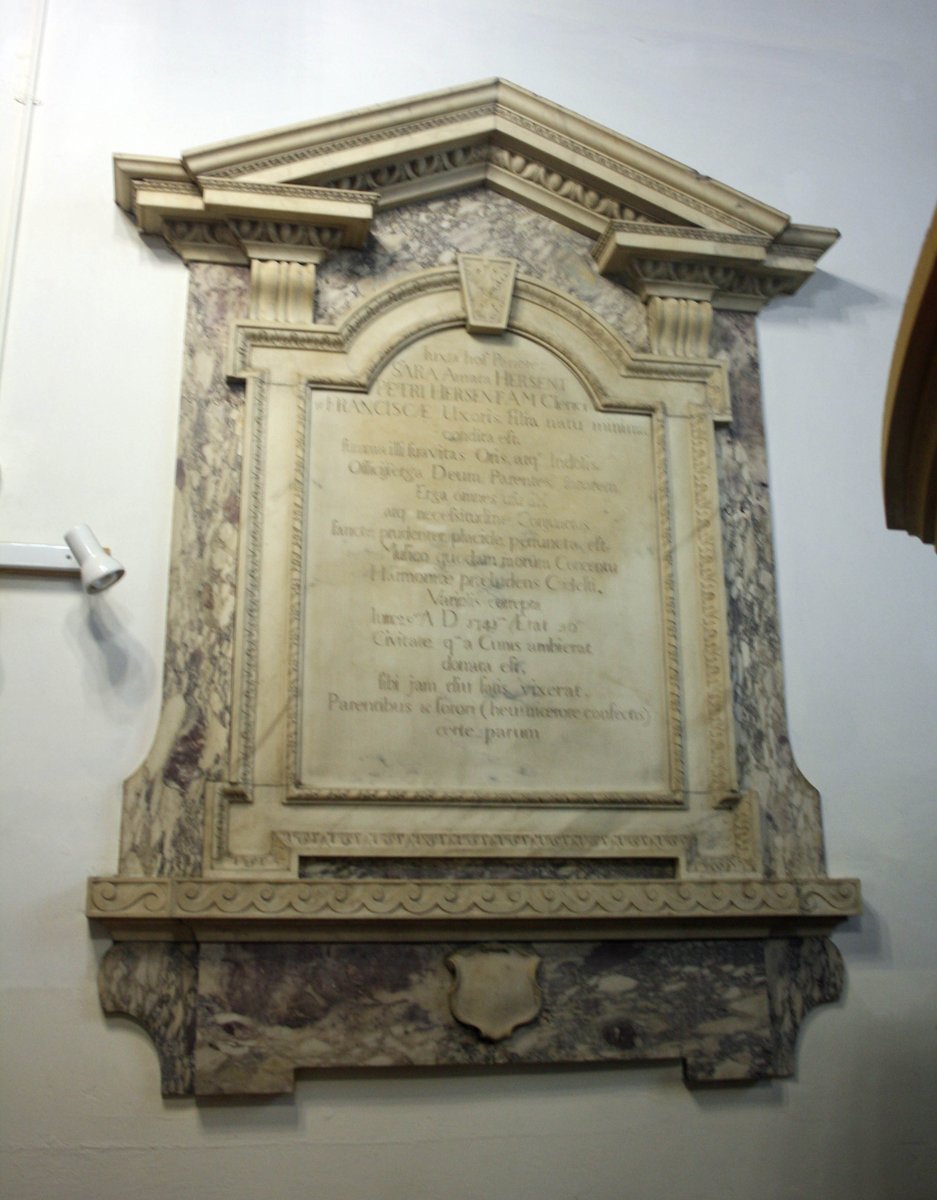 Church of St. Thomas, Salisbury, Wiltshire. Wall tablet to Sara Hersent d.1741. Photo: 19.09.2023. #Salisbury #SaraHersent #monument #memorial #WallTablet #MomumentalInscritption @Portaspeciosa