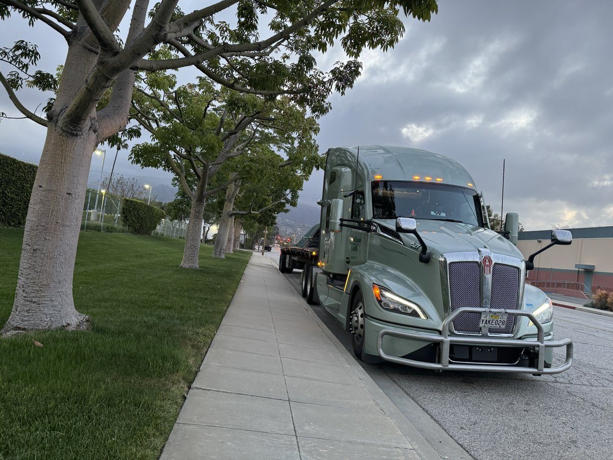 You guys are really missing out on the joys of waking up next to a different curb every morning. 

Yall ready to go truckin?

📍Glendale, CA