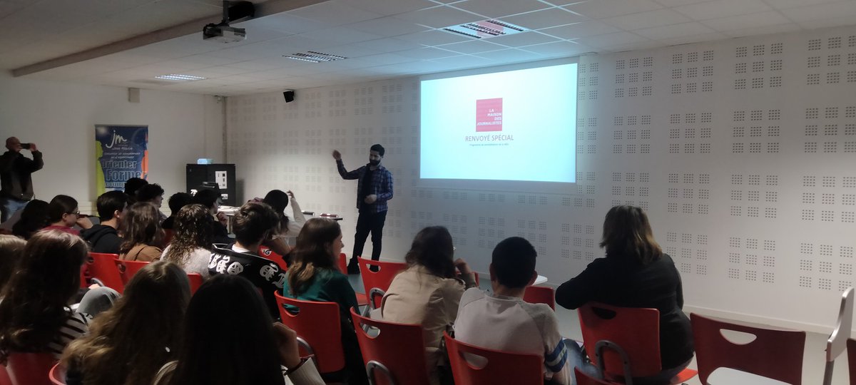 LabbeAdeline's tweet image. Un grand merci à Simon de la @MDJournalistes pour son intervention auprès des 1eres #HGGSP de @JMThouars sur la liberté d&apos;expression, la démocratie, le métier de journaliste et sur son parcours hors du commun. Une rencontre pleine de sens 👏
#ClemiParis
#EducMedias