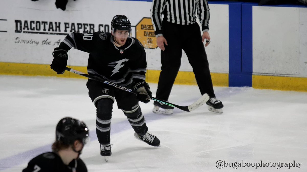 The Force by #BugabooPhotography @WagnerJaelynn  🏒🥅💙🖤
#MSUMPhotoJournslism #Freelance #sportsphotography #sportsmedia #sportsbroadcasting