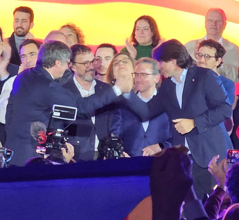 President @KRLS Puigdemont: ‘O avancem com a nació o reculem com a regió. I que ningú no s’equivoqui: la regeneració democràtica que ens cal, es diu independència.’ Matí emocionant a Argelers després d’un dol massa curt. O Isla o #PuigdemontPresident, tu tries!