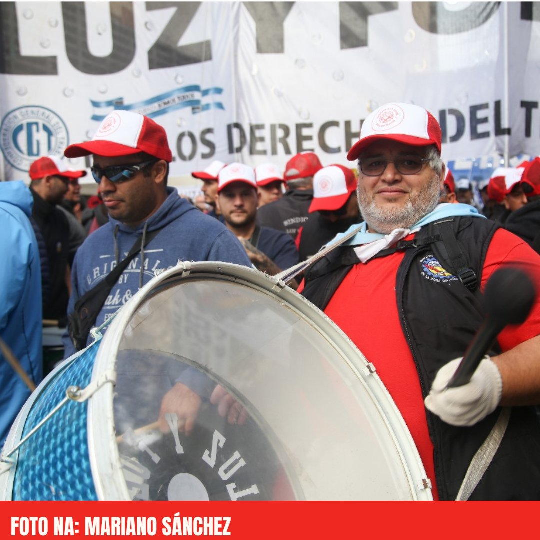 ⭕️ Marcha por el Día del Trabajador: comenzó la concentración de sindicatos y organizaciones sociales en el centro porteño. 📱 Leé más noticiasargentinas.com/politica/march…