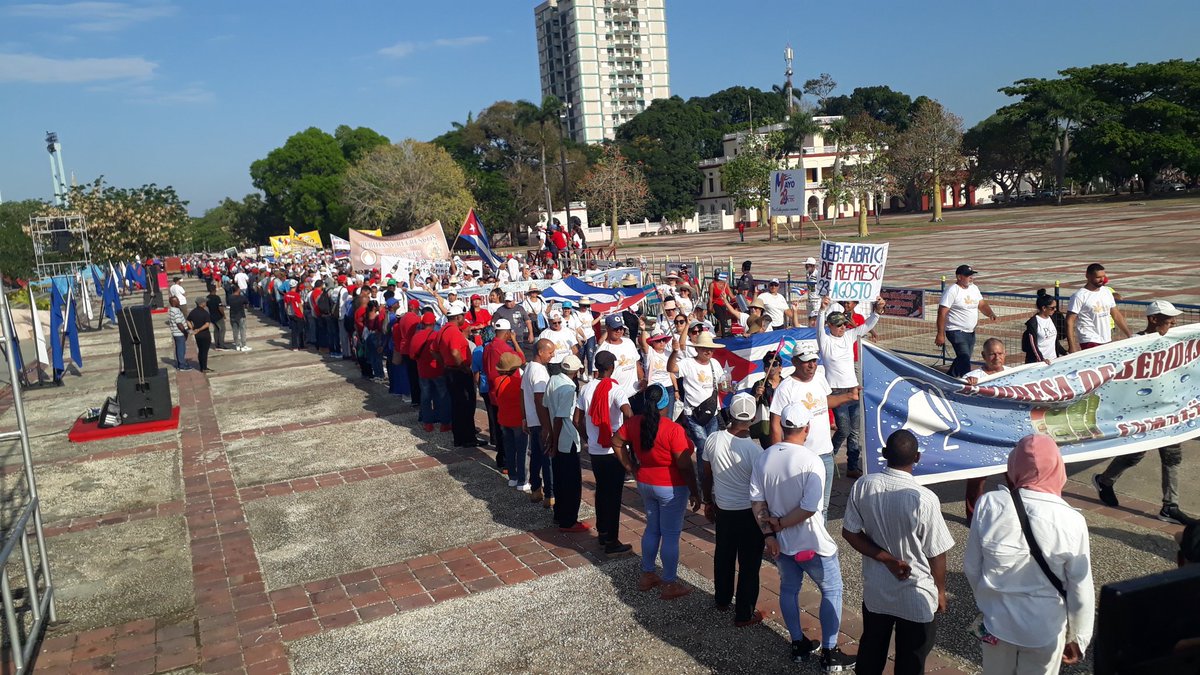 A la Patria, manos y corazón. En apretada marcha desfila el bravo pueblo de #Camagüey este #1Mayo. Masivo apoyo popular a la Revolución #Cubana, a la altura del momento histórico. ¡Vivan los trabajadores #cubanos!  #PorCamagueyTodo #PorCubaJuntosCreamos