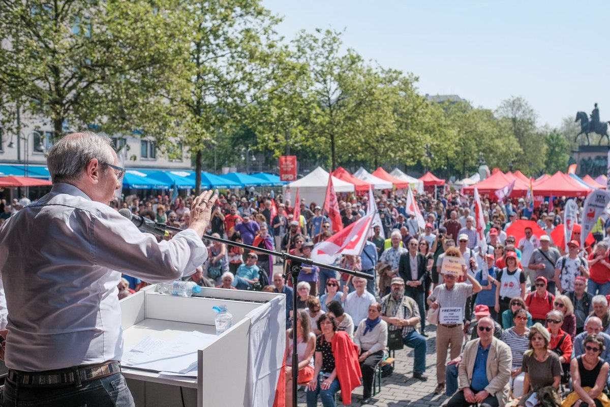 „Die Inflation hat sich beruhigt, die Konjunktur zieht an: Jetzt ist die Zeit, den Menschen dauerhaft Kaufkraft zurückzugeben“, sagte unser Vorsitzender @m_vassiliadis vor etwa 7.000 Teilnehmenden in Köln. #1MaiFuerMehr @DGBNRW @dgb_news