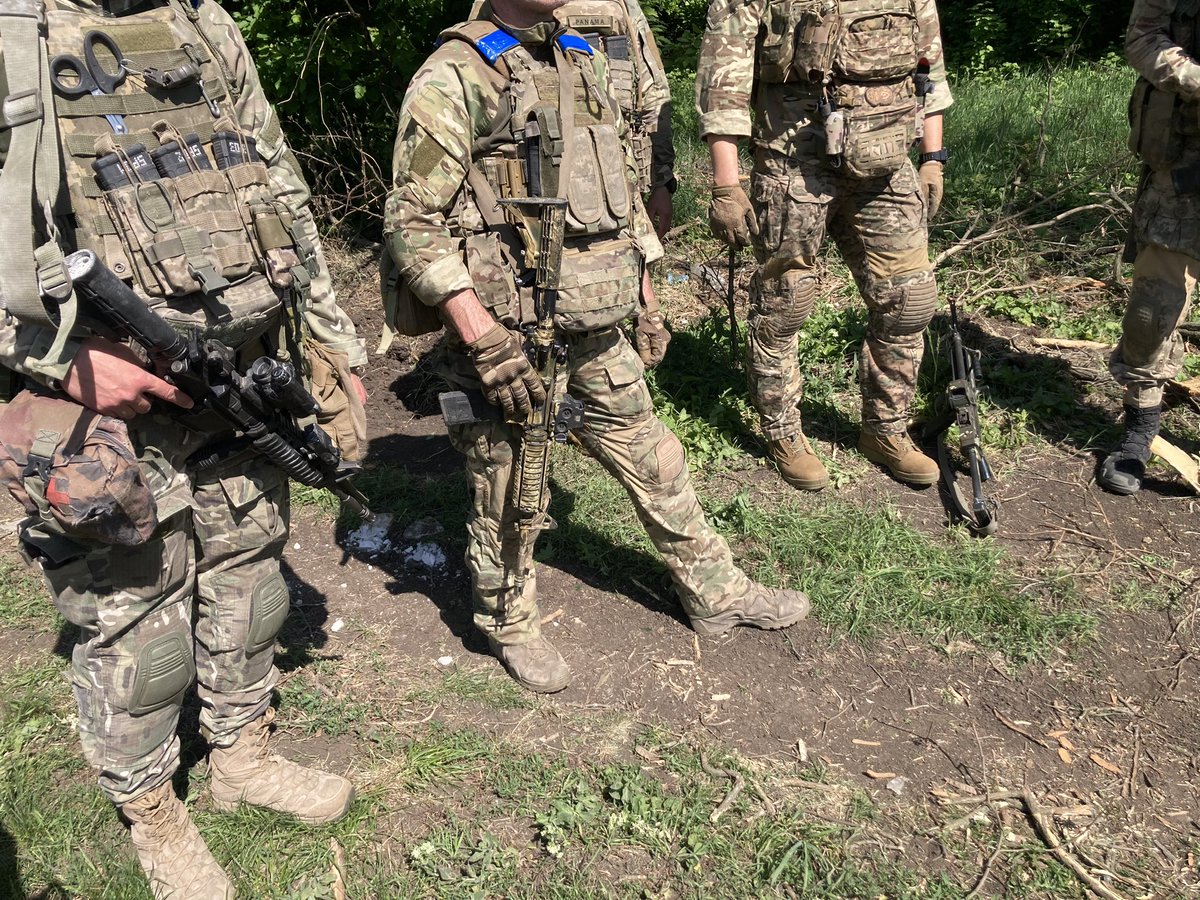 ”Vårt hopp står till er som kan föra ut budskapet till världen: Vi kämpar men det är väldigt jobbigt nu.”
Han som sa det till mig i Donbas är en ung kille från Charkiv som strider sedan våren 2022. Jag sa inget om några övre gränser för folk i Sverige.