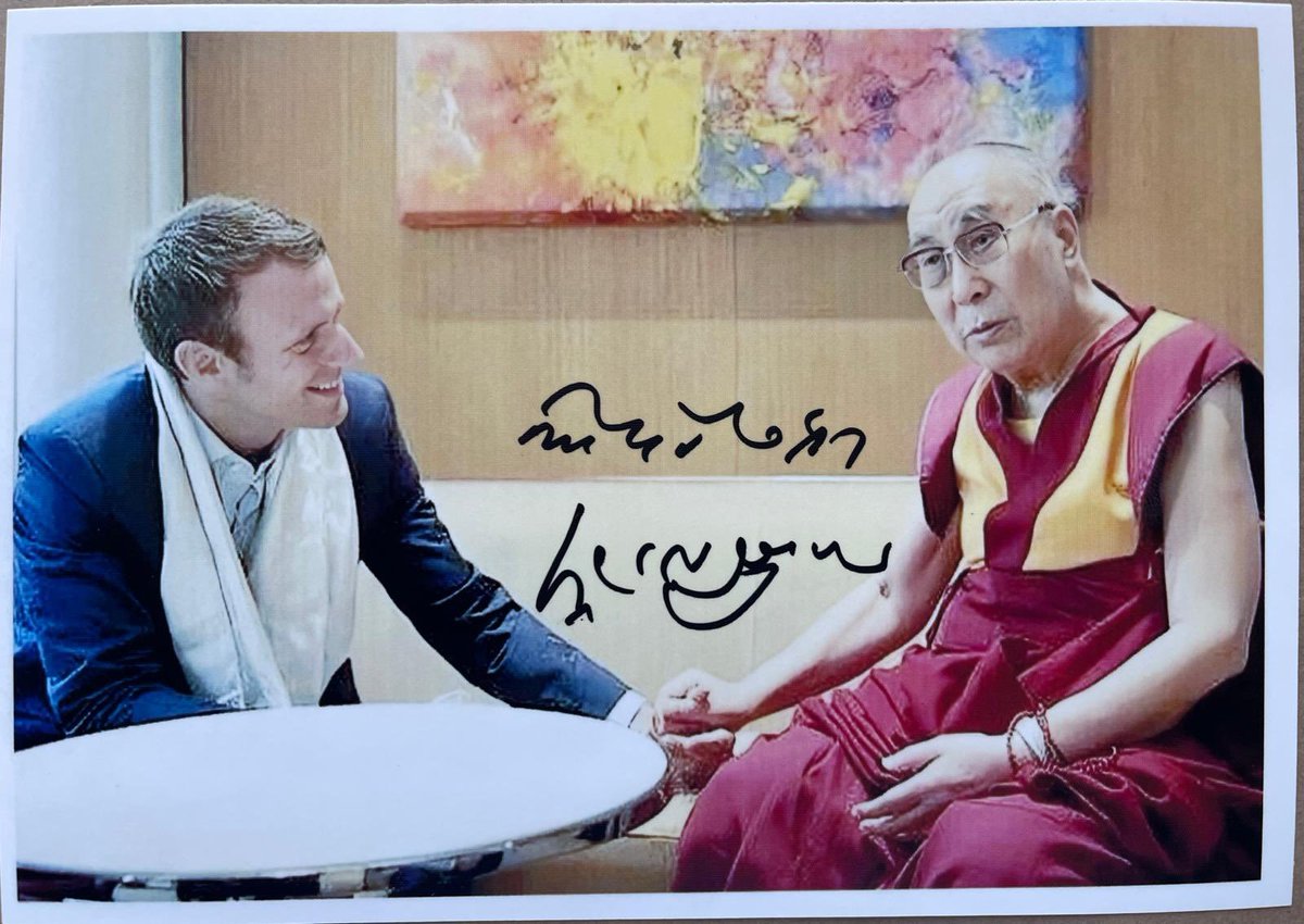 Before he welcomes #China's Xi Jinping to France, French President Emmanuel Macron met yesterday with the Tibetan Sikyong (President) @SikyongPTsering, who gave him an autographed photo of Macron with the Dalai Lama! Learn more ➡️ tibet.net/sikyong-penpa-…