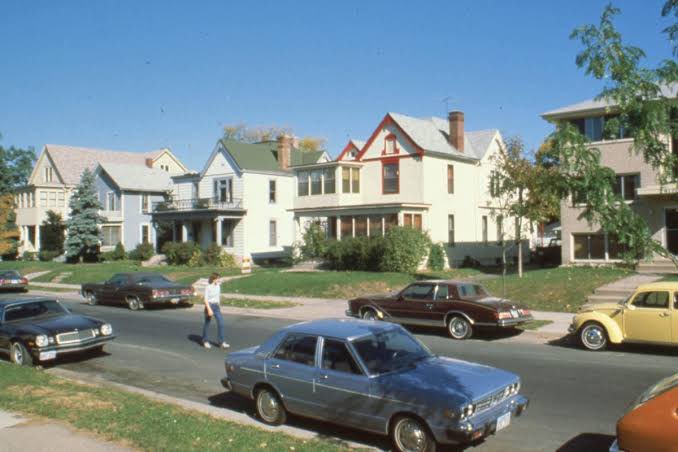 jackofallgames7's tweet photo. Imagine for Sims 4, they did a spin off where it’s a life simulator set in the 80’s.

A stand-alone game, where there’s no modern technology etc. and all the shops, fashion and whatnot is of the time.

It would be so cool to play the Sims with such a different feel. https://t.co/8tX3hG3eE2