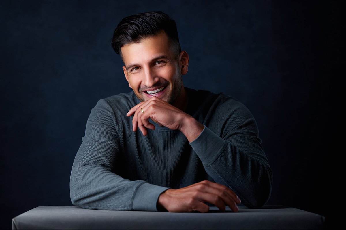 This is Sahil Bloom. He went from 0 to 1M+ followers in 3 years while building a 7-figure creator business. His content 'hacks' allowed him to quit his 6-figure job. Here are the 8 steps he used to rapidly grow an engaged audience from scratch:
