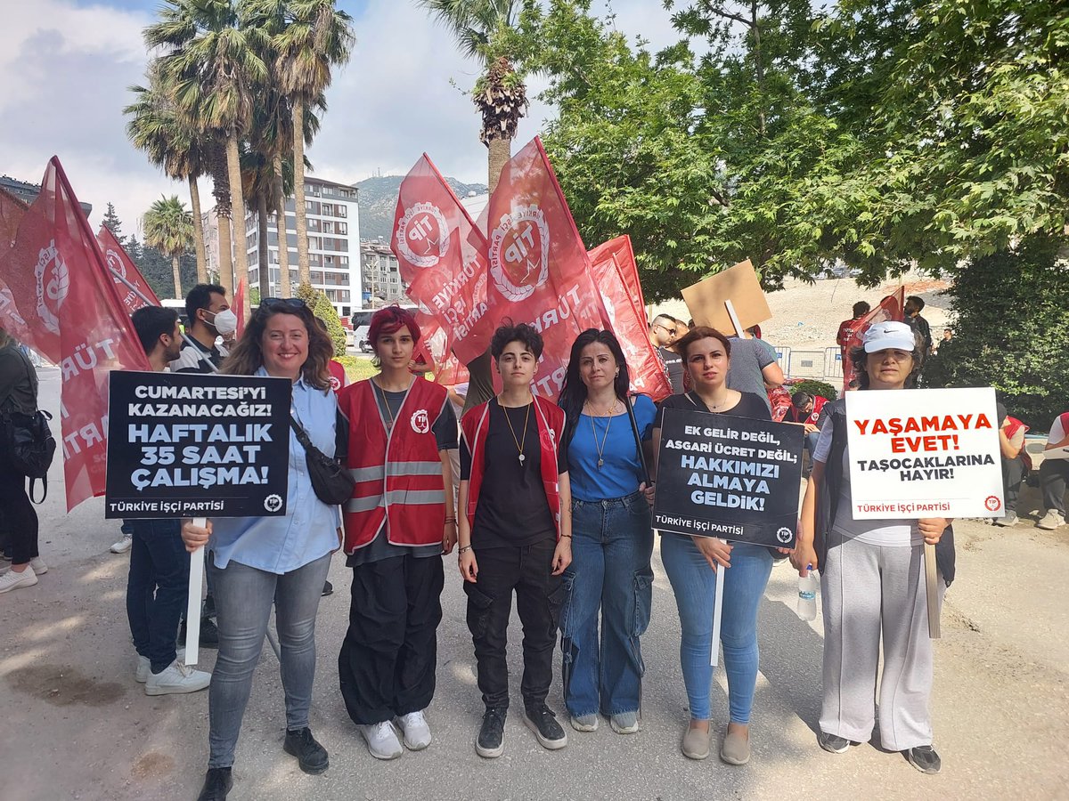 Defneli Kadınlar haklarını almak için yürüyor, yaşasın #1Mayıs !