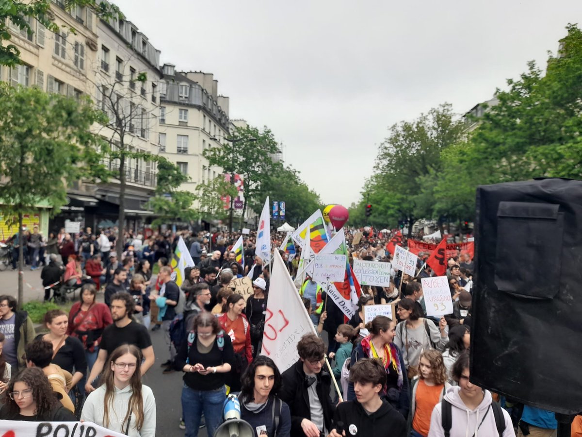 🔴 En direct du cortège pour un #planDurgence93, contre le « choc des savoirs », au cœur de la manifestation parisienne #1erMai ! ✊🪧🔥

@SNUipp_FSU93 @93Fsu @SnesFsuCreteil @SNESFSU