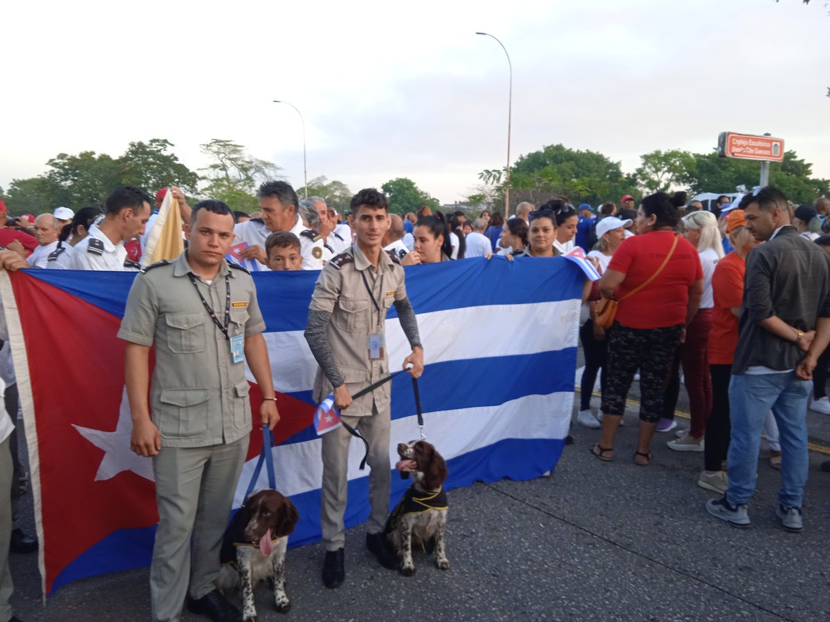 Representantes de la #AduanaVillaClara presente en el desfile por el 1ero de Mayo ' Por el socialismo y la unidad por #Cuba,  juntos creamos, VIVA el  1ero de Mayo #PorCubaJuntosCreamos #AduanadeCuba #UnidosXCuba #GenteQueSuma #JuventudAduanera #EstaEsLaRevolución
