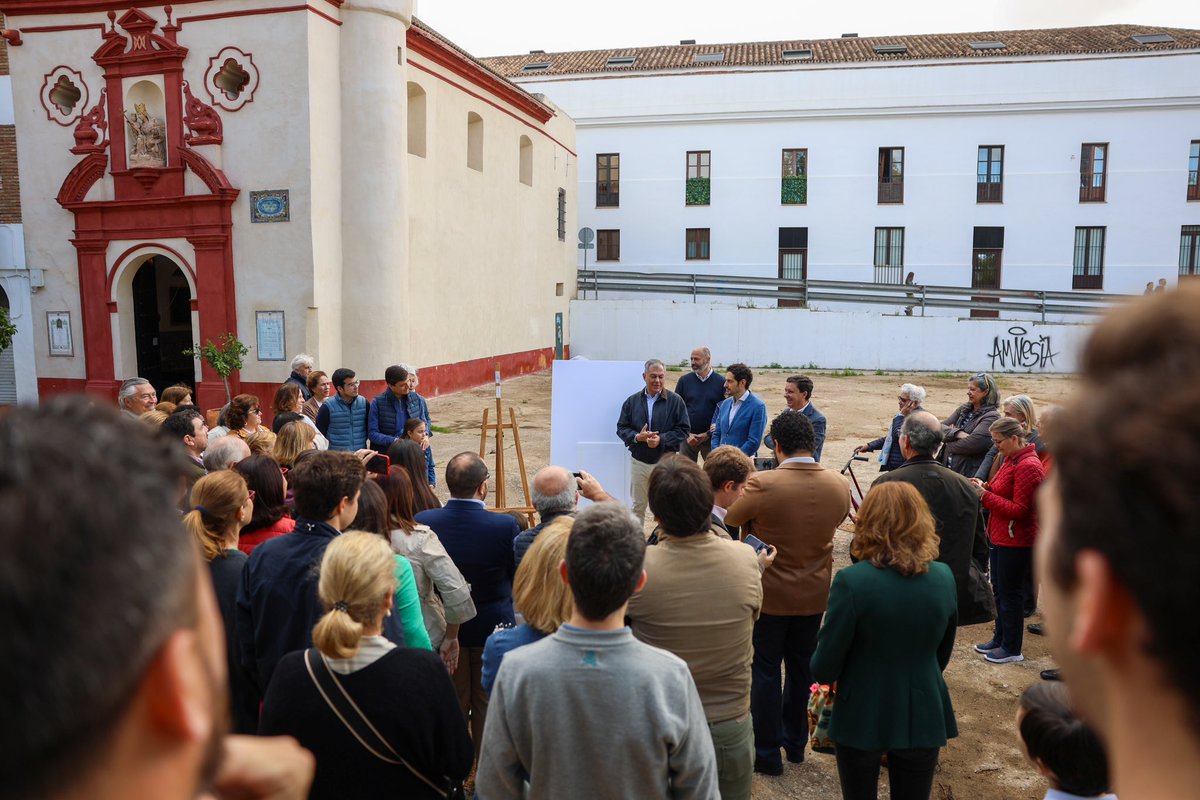 Ayto_Sevilla's tweet photo. Hemos presentado el proyecto de reurbanización a los vecinos de los Humeros: 

⛲️ El actual solar abandonado será una gran plaza
🌳 Se añaden 25 árboles
⛪️ Integra la capilla de la @hdadhumeros con el entorno
👨🏼‍🦼 Elimina las barreras arquitectónicas
🗓️ Las obras comenzarán en 2025 https://t.co/9sRT9ZkJI9