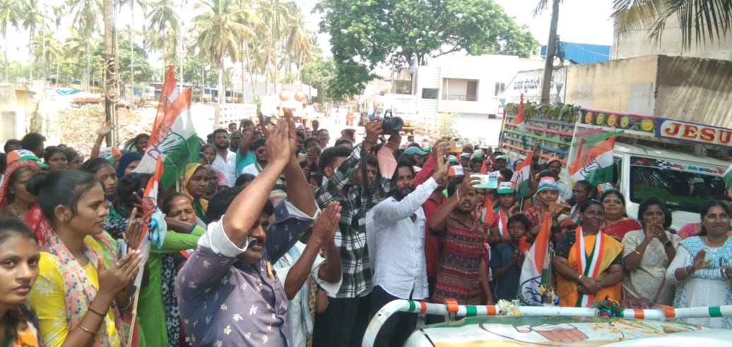 Rallied support for the Congress candidate Vinod Asooti for the Dharwad Lok Sabha seat in Ward number 81 of Hubli, alongside MLA Shri Prasad Abbayya, KPCC General Secretary Sadanand Danganavar, local leaders, and party workers.