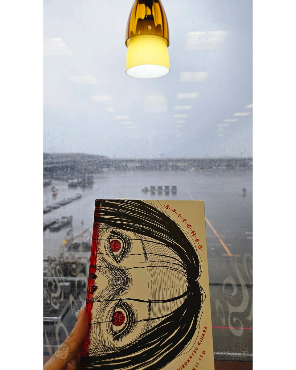 まさか成田空港でアメリカ版『怪、刺す』(Stitches)が販売されていると思わなかったです🤩！！すぐに購入しました！！ Stitches Story by Hirokatsu Kihara @KiharaHirokatsu Art by Junji Ito @junjiitofficial