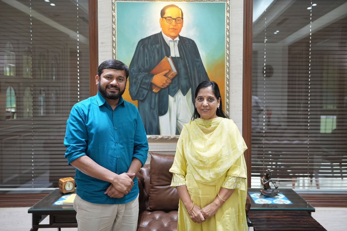 भ्रष्टाचार और घोटालेबाज किंग केजरीवाल की पत्नी के साथ देश विरोधी कन्हैया कुमार...