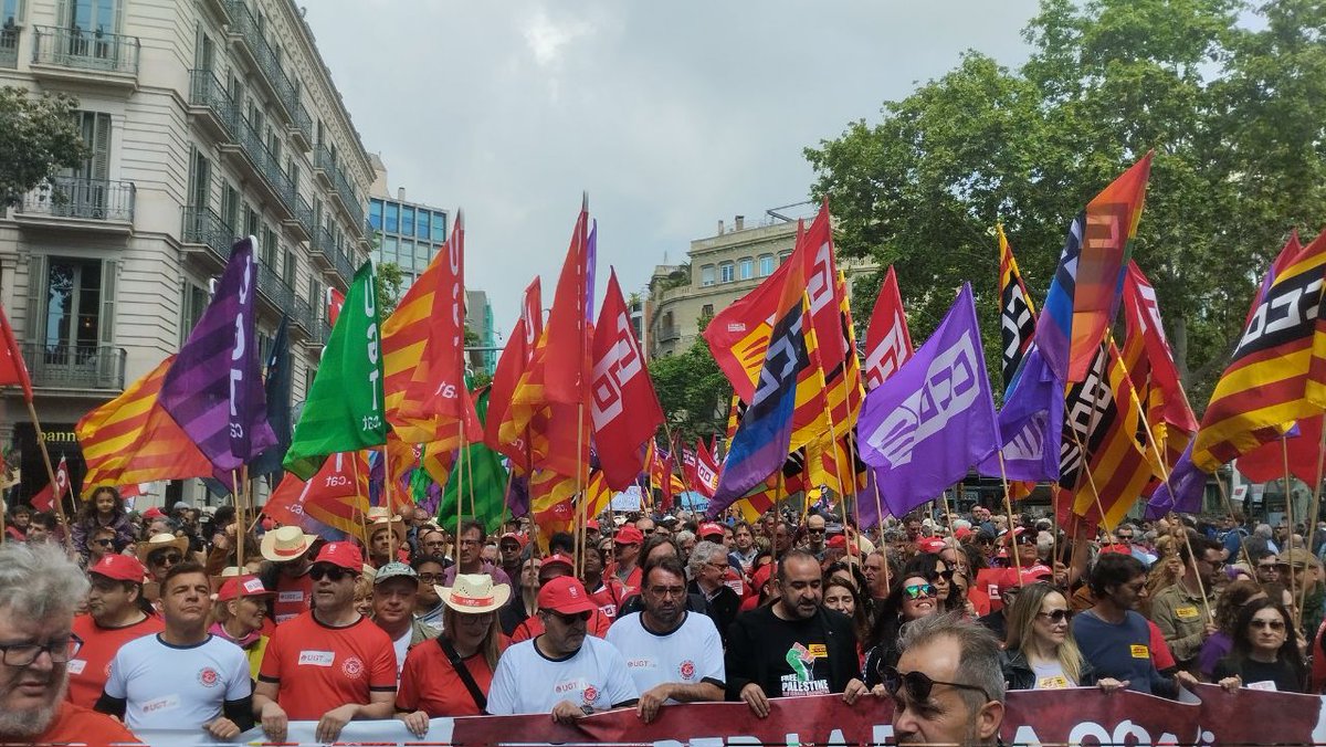 🙋‍♀️Decenas de miles de trabajadoras y trabajadores hemos tomado las calles este #1deMayo2024. Para seguir conquistando derechos: menos jornada, mejores salarios. Para defender la paz y la democracia. ¡Viva el Primero de Mayo! Viva la lucha de la clase trabajadora! 🟥✊