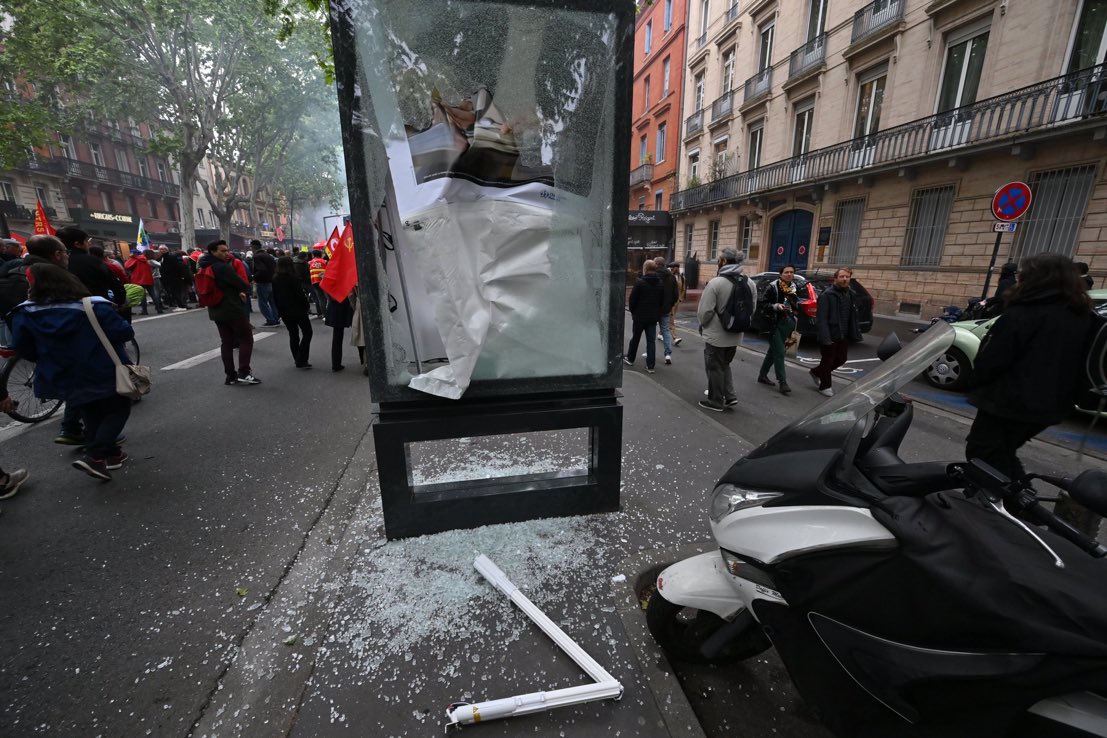 Le #1erMai à #Toulouse ? Mobilier urbain détruit, caméras de vidéo protection de la ville cassées et vitrines vandalisées, Sous le regard et le silence complice (!) du #PS et de l’extrême gauche main dans la main. Minable…