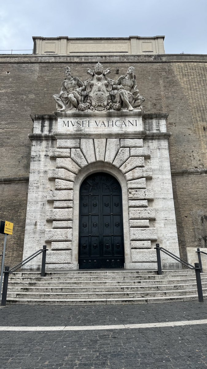 Deus foi o primeiro CLT da história e hoje dia do trabalhador o Museu do Vaticano não abriu 🙃