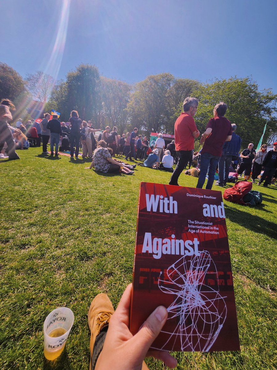 Perfect May Day - thousands of lefties, trade unionists around, live music, sun, beer and a good book. ☀️✊🍺 @docteur_en_rien 👏 @VersoBooks #CopenhagenLife