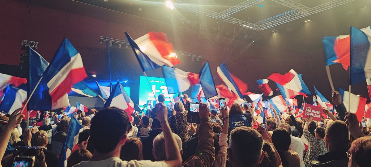 🇨🇵 La nation française, debout et fière à #Perpignan ce #1erMai !

#VivementLe9Juin