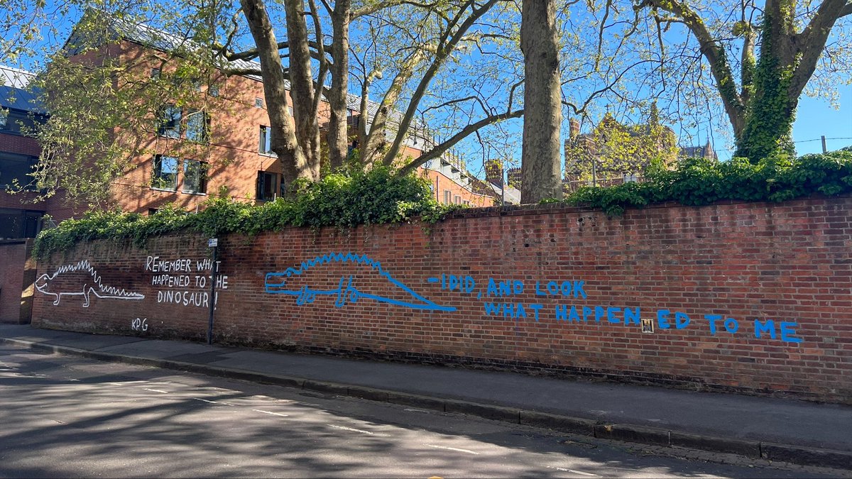 🦖'Remember what happened to the dinosaur!' This mysterious dinosaur graffiti on Blackhall Road behind Keble's Newman Quad since the early 70’s has - quite mysteriously - had a fresh repaint... Who's the culprit? 🧑‍🎨 [Image by Lodge Supervisor, Ricardo Paulino]